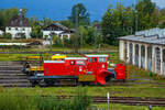 In Freilassing am 11.09.2022 abgestellt, vorne der Schneepflug der Bauart 851 (interne DB Netz BR 751.1) der DB Netz AG, Schweres Nebenfahrzeug Nr.