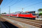 Die 146 002-1 (91 80 6146 002-1 D-DB) der DB Regio NRW erreicht am 12 August 2022, mit dem RE 9 (rsx - Rhein-Sieg-Express) Aachen - Köln – Siegen, den Bahnhof Siegburg/Bonn.