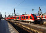 Der dreiteilige Dieseltriebzug ALSTOM Coradia LINT 81 – 620 518 / 621 018 / 620 018 der DB Regio NRW – vareo, verlsst am 29 April 2025, als RB 38 „Erft-Bahn“ (Kln Messe/Deutz