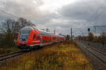 Steuerwagen voraus erreicht die S 2 (Pirna - Dresden Flughafen) S-Bahn Dresden am 07.12.2022 den Bahnhof Dresden-Strehlen.