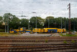 Links die Plasser & Theurer Schotterverteil- und Planiermaschine SSP 110 SW, Schweres Nebenfahrzeug Nr.