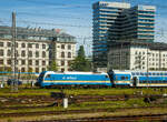 Die alex 183 002-5 (91 80 6183 002-5 D-DLB) der Die Länderbahn GmbH DLB (geleast über die HANNOVER LEASING GmbH & Co. KG) ist am 13 September 2022 mit einem Zug beim Hauptbahnhof München abgestellt.

Die SIEMENS ES64U4-G (Taurus 3) wurde 2007 von Siemens Mobilitiy in München-Allach unter der Fabriknummer 21132 gebaut. Die Lok in der Variante G hat die Zulassung für Deutschland und Österreich (D/A). Diese ES64U4-G Lokomotiven sind reine Wechselstromlokomotiven für 15 kV/16,7 Hz und 25 kV/50 Hz, so hat sie auch ein geringeres Dienstgewicht von 86 t.