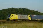 ES64 U2 006 zieht bei Lohhof einen Containerzug.