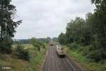 Nachschuss auf ER20 001 überführt ein Bauwagen kurz vor Waldershof.