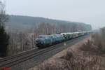 225 006 und 225 002 der EGP ziehen einen VW-Autozug von Mosel nach München kurz vor der Einfahrt in Marktredwitz (Oberfranken).