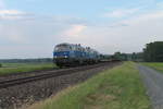 225 802-8 und 225 002 ziehen den leeren Autozug aus München Milbertshofen nach Mosel bei Glauchau.