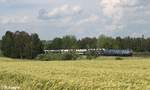 225 002 und 225 802 ziehen den Autozug von Glauchau nach Mnchen Hilbertshofen bei Schnfeld.