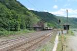 E189 212 / ES 64 F4 212 mit einem Containerzug bei dei der Einfahrt in Kaub.