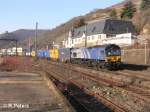 6610 durchfhrt Lorch am Rhein mit ein Containerzug.