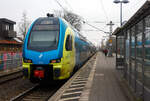 Der sechsteilige Doppelstocktriebwagen Stadler KISS (160) - ET 610 (94 80 0445 010-2 D-WFB ff.) der WestfalenBahn erreicht am kalten 21 Januar 2025, als RE 60 „Ems-Leine-Express“ (Braunschweig – Peine – Lehrte – Hannover – Minden – Löhne – Osnabrück – Rheine), den Bahnhof Osnabrück Altstadt. 

Der KISS 160 wurde 2015 von Stadler Pankow GmbH in Berlin unter der Fabriknummern 40379 bis 40385 gebaut und an die Alpha Trains Europa GmbH (Köln) geliefert, die diese 13 sechsteiligen Doppelstocktriebzüge vom Typ Stadler KISS 160 an die WestfalenBahn GmbH (Bielefeld) vermietet hat. Das Portfolio Alpha Trains (vormals Angel Trains) umfasst derzeit 505 Diesel- und Elektrolokomotiven sowie 501 Triebwagen.

Der Triebzug besteht aus:
Endwagen ET 610 A – UIC-Nr. 94 80 0445 010-2 D-WFB;
Mittelwagen ET 610 C – UIC-Nr. 94 80 0446 210-7 D-WFB;
Mittelwagen ET 610 D – UIC-Nr. 94 80 0446 310-5 D-WFB;
Mittelwagen ET 610 E – UIC-Nr. 94 80 0446 410-3 D-WFB;
Mittelwagen ET 610 F – UIC-Nr. 94 80 0446 510-0 D-WFB und
Endwagen ET 610 B– UIC-Nr. 94 80 0445 710-7 D-WFB.

Für den Betrieb auf der Mittellandlinie (RE 60/RE 70) beschaffte Alpha Trains
13 Doppelstocktriebzüge Typ KISS für die WestfalenBahn. Die Westfalenbahn setzt seit dem Fahrplanwechsel im Dezember 2015 dreizehn sechsteilige Doppelstocktriebzüge auf den Linien RE 60 (Braunschweig–Hannover–Minden–Rheine) und RE 70 (Braunschweig–Hannover–Minden–Bielefeld) ein, welche von Alpha Trains angemietet werden. Dies ist die erste Variante mit angetriebenen Mittelwagen. Die erste Klasse befindet sich im Oberdeck eines Mittelwagens. Die Züge sind 156 Meter lang und verfügen über je 626 Sitzplätze (davon 34 in der 1. Klasse). Somit sind sie die längsten Triebzüge, die im deutschen Regionalverkehr eingesetzt werden. Die modulare Bauweise ermöglicht eine individuelle Anpassung an die regionalen Bedürfnisse – so bieten hier die großzügigen Mehrzweckbereiche Platz für ist zu 18 Fahrrädern im Winterbetrieb, deren Kapazität kann im Sommer bei Bedarf auf 42 erhöht werden.

Die Stadler KISS (Eigenschreibweise für „komfortabler innovativer spurtstarker S-Bahn-Zug“) sind elektrische Doppelstocktriebzüge des Schweizer Herstellers Stadler Rail. Die Züge sind als zwei- bis achtteilige Zugeinheiten (bisher nur als drei-, vier-, sechs und siebenteilige Version gebaut) für Normal- und Breitspur verfügbar. Vom Hersteller werden die Züge als KISS 160 für den Regionalverkehr und als KISS 200 für den Fernverkehr (mit 200 km/h Höchstgeschwindigkeit) angeboten. Die Züge wurden von 2008 bis 2010 unter dem Namen „Stadler Dosto“ entwickelt; seit 2011 konnten 630 Kiss in 48 Länder verkauft werden.

Die KISS der WestfalenBahn:

Technische Merkmale
•	18 Fahrradstellplätze Erweiterung im Sommer auf 42 Stellplätze
•	Gepäckabstellmöglichkeiten in Unter- und Oberdeck
•	Eingetriebener Mittelwagen
•	Wagenkasten aus vollständiger Aluminium-Integral-Bauweise
•	Heller, Fahrgastraum mit individueller Gestaltung
•	LED-Beleuchtung des Fahrgastraumes
•	Groß Einstiegsbereiche optimale Förderung Fahrgastfluss.
•	Für 550er-Bahnsteige optimierte Einstiegshöhe
•	4 geschlossene WC-Systeme - eins ist TSI PRM konform
•	Eine Rollstuhl WC-Kabine – auch für Elektroroll
•	Ergonomischer Führerstand
•	Luftgefederte Trieb- und Laufdrehgestelle
•	12 Einstiegstüren pro Seite
•	Spaltüberbrückung an Türen
•	Videoüberwachung im Innenraum

TECHNISCHE DATEN der KISS 6-teilig der WestfalenBahn:
Hersteller:	Stadler Pankow GmbH
Anzahl bei WestfalenBahn: 13 Fahrzeuge
Spurweite: 1.435 mm (Normalspur)
Achsanordnung: 2‘Bo‘+2‘2‘+Bo‘2‘+2‘2‘+2‘2‘+Bo‘2‘
Länge Kupplung: 156.450 mm
Drehzapfenabstände: 18.550 mm
Achsabstand im Drehgestell: 2.500 mm
Triebraddurchmesser:  920 mm (neu)
Eigengewicht: 313 t
Fahrzeugbreite: 2.880 mm
Fahrzeughöhe: 4.630 mm
Fußbodenhöhe Unterdeck:440 mm (über SO)
Fußbodenhöhe Oberdeck: 2.515 mm (über SO)
Einstiegsbreite: 1.300 mm (lichte Weite)
Einstiegshöhe: 600 mm
Sitzplätze: 626
Sitzplätze in der 1. Klasse: 34
Sitzplätze in der 2. Klasse: 592 (davon 69 Klappsitze)
Stehplätze (4 Pers./m²): 844
WC: 4 (davon eins Rollstuhlgerecht)
Dauerleistung am Rad: 6 x 500 kW = 3.000 kW
Nennleistung am Rad: 6 x 750 kW = max. 4.500 kW
Höchstgeschwindigkeit: 160 km/h
Speisespannung	15 kV; 16 2⁄3 Hz

Quellen: Stadler Rail, WestfalenBahn, Wikipedia