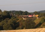 420 13 alias 223 034 zieht ein Kesselzug aus Cheb nach Ingolstadt über das Röslau Viadukt bei Seußen.