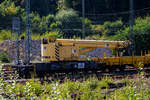 Der GOTTWALD Gleisbauschienenkran GS 40.08 T der HERING Bahnbau GmbH (Burbach), D-HGUI 99 80 9119 002-2, (ex 97 82 41 503 19-9 D-HGUI, ex 97 82 41 503 17-3, ex 60 80 092 3576-3) abgestellt am 26 August 2025 im Rbf Betzdorf/Sieg.

Der Eisenbahndrehkran vom Typ GOTTWALD GS 40.08 T wurde 1987 von Gottwald in Düsseldorf unter der Fabriknummer 146 027 gebaut.

Der Gottwald 45 t GS 40.08 T wird für den Aus- und Einbau von schweren Betonweichen, Gleisjoche und Hilfsbrücken sowie für die Montage von Ingenieurbauwerken eingesetzt. Durch die rückwärtige Ausladung von zwei Metern wird der Zugverkehr im Nachbargleis, bei vier Meter Mindestabstand zum Gleis, nicht gestört.

Vor dem Kran stehen die beiden zugehörigen Schutzwagen der Gattung Res, links der 80 80 3948 001-3 D-HGUI und rechts davor 80 80 394 8 005-4 D-HGUI (ex 60 80 092 3 511-0, ex 33 52 393 7 563-7 D-DB). 