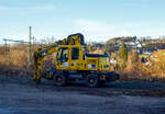 Der Liebherr A 900 C ZW Li / 1031 Zweiwegebagger mit Vier-Punkt-Abstützung, der Hering Bau GmbH und Co. KG aus Burbach-Holzhausen (interne Nr. 51), Kleinwagen-Nr. D-HGUI 99 80 9903 138-2, abgestellt am 26 Dezember 2024 auf dem ehem. Kleinbahnhof der Westerwaldbahn (WEBA) in Scheuerfeld/Sieg.

Der Zweiwegebagger hat ein Eigengewicht von 22,5 t, eine Anhängelast von 120 t und eine Höchstgeschwindigkeit von 20 km/h (in Weichen und Kreuzungen beschränkt auf 10 km/h), er hat eine Kfz -Bremse und eine Waggonbremsanlage.