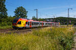 Der 5-teilige Stadler Flirt 429 541 / 429 041 der HLB (Hessischen Landesbahn) rauscht am 28 Juni 2024, als RE 99  Main-Sieg-Express  (Frankfurt/Main – Gießen - Siegen) Umlauf HLB24512,