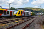 Zugbegegnung zweier Alstom Coradia LINT der HLB (Hessische Landesbahn) – 3LänderBahn am 22 Juli 2024 in Niederschelden, beim Bü 343 – km 112,183 der Siegstrecke KBS 460. Im Vordergrund der VT 205 ABp (95 80 0640 105-2 D-HEB) ein Alstom Coradia LINT 27, als RB 90  Westerwald-Sieg-Bahn  (Altenkirchen(Westerwald) – Au(Sieg) - Betzdorf - Siegen – Kreuztal) und dahinter (angeschnitten) der VT 253 Bpd/ABpd (95 80 0648 153-4 D-HEB / 95 80 0648 653-3 D-HEB) ein Alstom Coradia LINT 41, als RB 93  Rothaarbahn  (Bad Berleburg – Kreuztal – Siegen - Betzdorf).