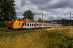 Der ET 267 (1440 267 / 1441 267 / 1841 267 / 1441 767 und 1440 767), ein fünfteiliger Niederflur-Elektrotriebwagen vom Typ Alstom CORADIA Continental 2 (XCC MHX) der HLB (Hessische Landesbahn GmbH), rauscht am 11 Juli 2025, als RE 99 „Main-Sieg-Express“ (Frankfurt/Main - Gießen - Siegen) Umlauf HLB24512, durch Wilnsdorf-Rudersdorf (Kreis Siegen) in Richtung Siegen. 

Der Elektrotriebzug wurden 2023 von der Alstom Transport Deutschland GmbH (vormals LHB) in Salzgitter-Watenstedt unter der Fabriknummer D041545-014 gebaut und an die HLB geliefert. Die Coradia Continental benötigten wegen einer neuen Steuerungssoftware eine neue Zulassung, nach Problemen mit dieser, hatte ALSTOM erst Ende April 2024 die Zulassung für die neuen Coradia Continental für die Hessische Landesbahn (HLB) erhalten und so erfolgte die Abnahme erst zum 30. April 2024.