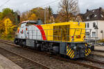 Welch seltener Gast auf der Siegstecke, auch wenn Triebzüge und -wagen der HLB hier Alltag sind, ist die Güterlok der HLB meist in und um Kassel unterwegs. Die Diesellokomotive 275 024-8, alias DG 1131 (92 80 1275 024-8 D-HEB), die Vossloh/MaK G 1206 der HLB - Hessische Landesbahn GmbH, hat am 16 Oktober 2025, auf den Weg in Richtung Köln, im Bahnhof Kirchen/Sieg Hp 0, da es eine Weichenstörung gab.
Die MaK G 1206 wurde 2001 von der VSFT - Vossloh Schienenfahrzeugtechnik GmbH in Kiel-Friedrichsort unter der Fabriknummer 1001131 gebaut und an die LC - Locomotion Capital Ltd. (London) als Mietlok geliefert. 
Lebenslauf/Stationen und Bezeichnungen:
•	Dezember 2001 - Vermietung an NE - Städtische Hafenbetriebe Neuss
•	Januar 2002 - Vermietung an StEK - Städtische Eisenbahn Krefeld 
•	Januar 2002 - Vermietung an Niederrheinische Verkehrsbetriebe AG (NIAG) 
•	Januar/Februar 2002 - Vermietung an OHE- Osthavelländische Eisenbahn AG 
•	Februar 2002 bis August 2003 - Vermietung an IL - InfraLeuna Infrastruktur- und Service GmbH, als IL 206
•	April 2003 - Verkauf an ATC - Angel Trains Cargo SA, Antwerpen (B)
•	August 2003 bis - Vermietung an RBH - RAG Bahn und Hafen GmbH als  RBH 841  
•	April bis Juni 2005 - Vermietung an MEG - Mitteldeutsche Eisenbahn GmbH  MEG 298  
•	November 2005 bis Oktober 2006 - Vermietung an MVG - Mülheimer Verkehrsgesellschaft mbH, Mülheim (Ruhr)  2  
•	November 2006 bis 2013 Vermietung an CFL - Société Nationale des Chemins de Fer Luxembourgeois bzw. CFL Cargo als 1504. Ab 2007 dann NVR-Nummer 92 82 0001 504-0 L-CFLCA. Zum 01.01.2010 aus der ATC wird die Alpha Trains Belgium NV/SA. 
•	Juni 2013 bis Dezember 2014 - Vermietung an HLB - Hessische Landesbahn GmbH  
•	31.12.2014 - Verkauf an die HLB - Hessische Landesbahn GmbH, Betreiber Bezeichnung  DG 1131 , vergabe der NVR-Nummer 92 80 1275 024-8 D-HEB. Auffällig ist das sie, trotz der längeren Einsatzdauer in Luxemburg, heute nur die UIC-Zulassung für Deutschland (D) hat. 
Die MaK G 1206 ist im schweren Rangier- und Streckendienst einsetzbar. Sie wurde 1997 zum ersten Mal gebaut und ist nach Deutschland, Österreich, der Schweiz, Luxemburg, Italien, Spanien, den Niederlanden und nach Frankreich verkauft worden. Allein 23 Lokomotiven fahren als BB 61000 bei der SNCF, davon sechs mit MTU-Motor (Die G 1206 gibt es wahlweise mit Caterpillar- oder MTU-Motor). Diese Lok hat einen Caterpillar 12 Zylinder 4-Takt Dieselmotor mit Abgasturbolader und Ladeluftkühlung vom Typ 3512B DI TA-SC mit einer Leistung von 1.500 kW bei1.800 U/min. Das Strömungsgetriebe ist ein Voith L 5r4 zU2.
 Welch seltener Gast auf der Siegstecke, auch wenn Triebzüge und -wagen der HLB hier Alltag sind, ist die Güterlok der HLB meist in und um Kassel unterwegs. Die Diesellokomotive 275 024-8, alias DG 1131 (92 80 1275 024-8 D-HEB), die Vossloh/MaK G 1206 der HLB - Hessische Landesbahn GmbH, hat am 16 Oktober 2025, auf den Weg in Richtung Köln, im Bahnhof Kirchen/Sieg Hp 0, da es eine Weichenstörung gab.
Die MaK G 1206 wurde 2001 von der VSFT - Vossloh Schienenfahrzeugtechnik GmbH in Kiel-Friedrichsort unter der Fabriknummer 1001131 gebaut und an die LC - Locomotion Capital Ltd. (London) als Mietlok geliefert. 
Lebenslauf/Stationen und Bezeichnungen:
•	Dezember 2001 - Vermietung an NE - Städtische Hafenbetriebe Neuss
•	Januar 2002 - Vermietung an StEK - Städtische Eisenbahn Krefeld 
•	Januar 2002 - Vermietung an Niederrheinische Verkehrsbetriebe AG (NIAG) 
•	Januar/Februar 2002 - Vermietung an OHE- Osthavelländische Eisenbahn AG 
•	Februar 2002 bis August 2003 - Vermietung an IL - InfraLeuna Infrastruktur- und Service GmbH, als IL 206
•	April 2003 - Verkauf an ATC - Angel Trains Cargo SA, Antwerpen (B)
•	August 2003 bis - Vermietung an RBH - RAG Bahn und Hafen GmbH als  RBH 841  
•	April bis Juni 2005 - Vermietung an MEG - Mitteldeutsche Eisenbahn GmbH  MEG 298  
•	November 2005 bis Oktober 2006 - Vermietung an MVG - Mülheimer Verkehrsgesellschaft mbH, Mülheim (Ruhr)  2  
•	November 2006 bis 2013 Vermietung an CFL - Société Nationale des Chemins de Fer Luxembourgeois bzw. CFL Cargo als 1504. Ab 2007 dann NVR-Nummer 92 82 0001 504-0 L-CFLCA. Zum 01.01.2010 aus der ATC wird die Alpha Trains Belgium NV/SA. 
•	Juni 2013 bis Dezember 2014 - Vermietung an HLB - Hessische Landesbahn GmbH  
•	31.12.2014 - Verkauf an die HLB - Hessische Landesbahn GmbH, Betreiber Bezeichnung  DG 1131 , vergabe der NVR-Nummer 92 80 1275 024-8 D-HEB. Auffällig ist das sie, trotz der längeren Einsatzdauer in Luxemburg, heute nur die UIC-Zulassung für Deutschland (D) hat. 
Die MaK G 1206 ist im schweren Rangier- und Streckendienst einsetzbar. Sie wurde 1997 zum ersten Mal gebaut und ist nach Deutschland, Österreich, der Schweiz, Luxemburg, Italien, Spanien, den Niederlanden und nach Frankreich verkauft worden. Allein 23 Lokomotiven fahren als BB 61000 bei der SNCF, davon sechs mit MTU-Motor (Die G 1206 gibt es wahlweise mit Caterpillar- oder MTU-Motor). Diese Lok hat einen Caterpillar 12 Zylinder 4-Takt Dieselmotor mit Abgasturbolader und Ladeluftkühlung vom Typ 3512B DI TA-SC mit einer Leistung von 1.500 kW bei1.800 U/min. Das Strömungsgetriebe ist ein Voith L 5r4 zU2.