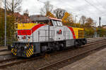 Welch seltener Gast auf der Siegstecke, auch wenn Triebzüge und -wagen der HLB hier Alltag sind, ist die Güterlok der HLB meist in und um Kassel unterwegs. Die Diesellokomotive 275 024-8, alias DG 1131 (92 80 1275 024-8 D-HEB), die Vossloh/MaK G 1206 der HLB - Hessische Landesbahn GmbH, hat am 16 Oktober 2025, auf den Weg in Richtung Köln, im Bahnhof Kirchen/Sieg Hp 0, da es eine Weichenstörung gab.
Die MaK G 1206 wurde 2001 von der VSFT - Vossloh Schienenfahrzeugtechnik GmbH in Kiel-Friedrichsort unter der Fabriknummer 1001131 gebaut und an die LC - Locomotion Capital Ltd. (London) als Mietlok geliefert. 
Lebenslauf/Stationen und Bezeichnungen:
•	Dezember 2001 - Vermietung an NE - Städtische Hafenbetriebe Neuss
•	Januar 2002 - Vermietung an StEK - Städtische Eisenbahn Krefeld 
•	Januar 2002 - Vermietung an Niederrheinische Verkehrsbetriebe AG (NIAG) 
•	Januar/Februar 2002 - Vermietung an OHE- Osthavelländische Eisenbahn AG 
•	Februar 2002 bis August 2003 - Vermietung an IL - InfraLeuna Infrastruktur- und Service GmbH, als IL 206
•	April 2003 - Verkauf an ATC - Angel Trains Cargo SA, Antwerpen (B)
•	August 2003 bis - Vermietung an RBH - RAG Bahn und Hafen GmbH als  RBH 841  
•	April bis Juni 2005 - Vermietung an MEG - Mitteldeutsche Eisenbahn GmbH  MEG 298  
•	November 2005 bis Oktober 2006 - Vermietung an MVG - Mülheimer Verkehrsgesellschaft mbH, Mülheim (Ruhr)  2  
•	November 2006 bis 2013 Vermietung an CFL - Société Nationale des Chemins de Fer Luxembourgeois bzw. CFL Cargo als 1504. Ab 2007 dann NVR-Nummer 92 82 0001 504-0 L-CFLCA. Zum 01.01.2010 aus der ATC wird die Alpha Trains Belgium NV/SA. 
•	Juni 2013 bis Dezember 2014 - Vermietung an HLB - Hessische Landesbahn GmbH  
•	31.12.2014 - Verkauf an die HLB - Hessische Landesbahn GmbH, Betreiber Bezeichnung  DG 1131 , vergabe der NVR-Nummer 92 80 1275 024-8 D-HEB. Auffällig ist das sie, trotz der längeren Einsatzdauer in Luxemburg, heute nur die UIC-Zulassung für Deutschland (D) hat. 
Die MaK G 1206 ist im schweren Rangier- und Streckendienst einsetzbar. Sie wurde 1997 zum ersten Mal gebaut und ist nach Deutschland, Österreich, der Schweiz, Luxemburg, Italien, Spanien, den Niederlanden und nach Frankreich verkauft worden. Allein 23 Lokomotiven fahren als BB 61000 bei der SNCF, davon sechs mit MTU-Motor (Die G 1206 gibt es wahlweise mit Caterpillar- oder MTU-Motor). Diese Lok hat einen Caterpillar 12 Zylinder 4-Takt Dieselmotor mit Abgasturbolader und Ladeluftkühlung vom Typ 3512B DI TA-SC mit einer Leistung von 1.500 kW bei1.800 U/min. Das Strömungsgetriebe ist ein Voith L 5r4 zU2.
 Welch seltener Gast auf der Siegstecke, auch wenn Triebzüge und -wagen der HLB hier Alltag sind, ist die Güterlok der HLB meist in und um Kassel unterwegs. Die Diesellokomotive 275 024-8, alias DG 1131 (92 80 1275 024-8 D-HEB), die Vossloh/MaK G 1206 der HLB - Hessische Landesbahn GmbH, hat am 16 Oktober 2025, auf den Weg in Richtung Köln, im Bahnhof Kirchen/Sieg Hp 0, da es eine Weichenstörung gab.
Die MaK G 1206 wurde 2001 von der VSFT - Vossloh Schienenfahrzeugtechnik GmbH in Kiel-Friedrichsort unter der Fabriknummer 1001131 gebaut und an die LC - Locomotion Capital Ltd. (London) als Mietlok geliefert. 
Lebenslauf/Stationen und Bezeichnungen:
•	Dezember 2001 - Vermietung an NE - Städtische Hafenbetriebe Neuss
•	Januar 2002 - Vermietung an StEK - Städtische Eisenbahn Krefeld 
•	Januar 2002 - Vermietung an Niederrheinische Verkehrsbetriebe AG (NIAG) 
•	Januar/Februar 2002 - Vermietung an OHE- Osthavelländische Eisenbahn AG 
•	Februar 2002 bis August 2003 - Vermietung an IL - InfraLeuna Infrastruktur- und Service GmbH, als IL 206
•	April 2003 - Verkauf an ATC - Angel Trains Cargo SA, Antwerpen (B)
•	August 2003 bis - Vermietung an RBH - RAG Bahn und Hafen GmbH als  RBH 841  
•	April bis Juni 2005 - Vermietung an MEG - Mitteldeutsche Eisenbahn GmbH  MEG 298  
•	November 2005 bis Oktober 2006 - Vermietung an MVG - Mülheimer Verkehrsgesellschaft mbH, Mülheim (Ruhr)  2  
•	November 2006 bis 2013 Vermietung an CFL - Société Nationale des Chemins de Fer Luxembourgeois bzw. CFL Cargo als 1504. Ab 2007 dann NVR-Nummer 92 82 0001 504-0 L-CFLCA. Zum 01.01.2010 aus der ATC wird die Alpha Trains Belgium NV/SA. 
•	Juni 2013 bis Dezember 2014 - Vermietung an HLB - Hessische Landesbahn GmbH  
•	31.12.2014 - Verkauf an die HLB - Hessische Landesbahn GmbH, Betreiber Bezeichnung  DG 1131 , vergabe der NVR-Nummer 92 80 1275 024-8 D-HEB. Auffällig ist das sie, trotz der längeren Einsatzdauer in Luxemburg, heute nur die UIC-Zulassung für Deutschland (D) hat. 
Die MaK G 1206 ist im schweren Rangier- und Streckendienst einsetzbar. Sie wurde 1997 zum ersten Mal gebaut und ist nach Deutschland, Österreich, der Schweiz, Luxemburg, Italien, Spanien, den Niederlanden und nach Frankreich verkauft worden. Allein 23 Lokomotiven fahren als BB 61000 bei der SNCF, davon sechs mit MTU-Motor (Die G 1206 gibt es wahlweise mit Caterpillar- oder MTU-Motor). Diese Lok hat einen Caterpillar 12 Zylinder 4-Takt Dieselmotor mit Abgasturbolader und Ladeluftkühlung vom Typ 3512B DI TA-SC mit einer Leistung von 1.500 kW bei1.800 U/min. Das Strömungsgetriebe ist ein Voith L 5r4 zU2.
