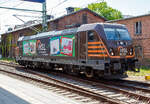 Die 187 537-6 (91 80 6187 537-6 D-HSL) der HSL Logistik GmbH (Hamburg) fährt am 16 Mai 2022 auf Tfzf (Triebfahrzeugfahrt) durch den Hauptbahnhof Schwerin.

Die Bombardier TRAXX F140 AC3 wurde 2018 von der Bombardier Transportation GmbH in Kassel unter der Fabriknummer 35456 bebaut. Sie hat die Zulassungen für Deutschland und Österreich.
