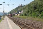 185 405-8 durchfährt langsam Kaub in Richtung Wiesbaden.