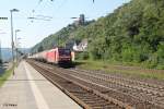 185 405-8 durchfährt langsam Kaub in Richtung Wiesbaden.