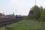 223 152 rangiert den letzten Teil vom Containerzug im Bahnhof Wiesau zusammen.