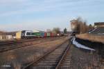 223 152 mit dem Containerzug Wiesau - Hamburg in Pechbrunn.