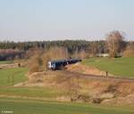 223 152 zieht kurz vor Reuth bei Erbendorf ein Kesselzug nach Weiden West zum Hauer.