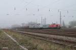 293.02 + 293.01 streffen mit ihrem Seitenkippwagenzug auf 294 754-5 in Leipzig Schönefeld.