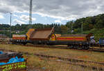 Kippwagen MK 45 DH „LW-Kipper“, 37 80 3832 020-6 D-KAF, der Gattung Rlps, der KAF Falkenhahn Bau AG, Kreuztal (ehemaliger Wagen der Leonhard Weiss) abgestellt am 24 August 2025 in Betzdorf/Sieg.

Der von LEONHARD WEISS entwickelte Kippwagen MK 45 DH „LW-Kipper“, ist für den offenen Transport von losen, nicht zu verwehenden Schüttgütern vorgesehen. Dank der niedrigen Bauweise ist die Beladung unter abgeschalteten Oberleitungen gefahrlos möglich. Die Ladekante ist 2.049 mm über Schienenoberkante. Der speziell ausgebildete Bediener ist für das Entladen rechts und links vom Gleis verantwortlich. Jeder Wagen ist mit einer eigenständigen Hydraulikanlage ausgestattet, welche von einem Kubota 3-Zyl. Dieselmotor angetrieben wird. So braucht man keine Fremdenergie, wie Strom oder Druckluft von der Lok.

Es wird jeweils eine Mulde pro Wagen gekippt. Es können bis zu 10 Kippwagen miteinander gekoppelt und über ein ansteckbares Bedienpult gemeinsam gesteuert werden. Die Standsicherheit ist in üblichen Überhöhungen und Radien durch eine intelligente Steuerung jederzeit gewährleistet. Die Entladezeit beträgt ca. 10 Minuten für alle 3 Mulden.

TECHNISCHE DATEN:
Gattung: Rlps
Spurweite: 1.435 mm (Normalspur)
Achsanzahl: 4 (in zwei Drehgestellen)
Länge über Puffer: 20.740 mm
Drehzapfenabstand: 15.700 mm
Achsabstand im Drehgestell: 1.800 mm
Eigengewicht: 34.450 kg
Max Zuladung: 45,5 t ab Streckenklasse C (8,5 m³)
Muldenmaß (L x B x H): 5.000 x 2.480 x 520 mm
Höchstgeschwindigkeit: 100 km/h (leer und beladen)
Bremse: KE-GP-A (max. 68 t)
Kleister befahrbarer Gleisbogen: R = 60 m, (Arbeit R =150 m)
Internationales Profil: G1
Intern. Verwendungsfähigkeit:  RIV

Kippaggregat: Wassergekühlter 3-Zyl. Dieselmotor Kubota D 1105 mit zwei Hydraulikpumpen und Überdruckventil
Motor-Leistung: 18,5 kW (24,8 PS)
Motor-Hubraum 1.123 l (Bohrung Ø 78 mm x 78,4 mm Hub)
Tankkapazität: 120 l Diesel
Hydr. Tankkapazität: 140 l Panolin HLP 46
Höhe über Schienenoberkante in Transportstellung: 2.690 mm
Höhe über Schienenoberkante in Kippstellung: 4.009 m
Höhe über Schienenoberkante in Bordwandhöhe: 2.049 mm
Max. Kippwinkel der Mulden: 55°
