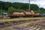 Kippwagen MK 45 DH „LW-Kipper“, 37 80 3832 020-6 D-KAF, der Gattung Rlps, der KAF Falkenhahn Bau AG, Kreuztal (ehemaliger Wagen der Leonhard Weiss) abgestellt am 24 August 2025 in Betzdorf/Sieg.

Der von LEONHARD WEISS entwickelte Kippwagen MK 45 DH „LW-Kipper“, ist fr den offenen Transport von losen, nicht zu verwehenden Schttgtern vorgesehen. Dank der niedrigen Bauweise ist die Beladung unter abgeschalteten Oberleitungen gefahrlos mglich. Die Ladekante ist 2.049 mm ber Schienenoberkante. Der speziell ausgebildete Bediener ist fr das Entladen rechts und links vom Gleis verantwortlich. Jeder Wagen ist mit einer eigenstndigen Hydraulikanlage ausgestattet, welche von einem Kubota 3-Zyl. Dieselmotor angetrieben wird. So braucht man keine Fremdenergie, wie Strom oder Druckluft von der Lok.

Es wird jeweils eine Mulde pro Wagen gekippt. Es knnen bis zu 10 Kippwagen miteinander gekoppelt und ber ein ansteckbares Bedienpult gemeinsam gesteuert werden. Die Standsicherheit ist in blichen berhhungen und Radien durch eine intelligente Steuerung jederzeit gewhrleistet. Die Entladezeit betrgt ca. 10 Minuten fr alle 3 Mulden.

TECHNISCHE DATEN:
Gattung: Rlps
Spurweite: 1.435 mm (Normalspur)
Achsanzahl: 4 (in zwei Drehgestellen)
Lnge ber Puffer: 20.740 mm
Drehzapfenabstand: 15.700 mm
Achsabstand im Drehgestell: 1.800 mm
Eigengewicht: 34.450 kg
Max Zuladung: 45,5 t ab Streckenklasse C (8,5 m)
Muldenma (L x B x H): 5.000 x 2.480 x 520 mm
Hchstgeschwindigkeit: 100 km/h (leer und beladen)
Bremse: KE-GP-A (max. 68 t)
Kleister befahrbarer Gleisbogen: R = 60 m, (Arbeit R =150 m)
Internationales Profil: G1
Intern. Verwendungsfhigkeit:  RIV

Kippaggregat: Wassergekhlter 3-Zyl. Dieselmotor Kubota D 1105 mit zwei Hydraulikpumpen und berdruckventil
Motor-Leistung: 18,5 kW (24,8 PS)
Motor-Hubraum 1.123 l (Bohrung  78 mm x 78,4 mm Hub)
Tankkapazitt: 120 l Diesel
Hydr. Tankkapazitt: 140 l Panolin HLP 46
Hhe ber Schienenoberkante in Transportstellung: 2.690 mm
Hhe ber Schienenoberkante in Kippstellung: 4.009 m
Hhe ber Schienenoberkante in Bordwandhhe: 2.049 mm
Max. Kippwinkel der Mulden: 55
