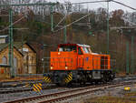 Die KSW 44 (92 80 1271 004-4 D-KSW) der KSW (Kreisbahn Siegen-Wittgenstein), die MaK G 1000 BB, fährt am 04.01.2022 als Lz vom Rbf Betzdorf (Sieg) nun nach Herdorf.