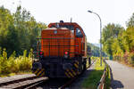 Die KSW 46 bzw. 277 807-4 (92 80 1277 807-4 D-KSW), die Vossloh G 1700-2 BB der KSW (Kreisbahn Siegen-Wittgenstein), am 18 September 2024 in Herdorf am Rangierbahnhof der KSW (Betriebsstätte Freien Grunder Eisenbahn KSW NE447 / DB-Nr. 9275), gleichdrauf geht es über die Hellertalbahn nach Betzdorf.

Die Lok wurde 2008 von Vossloh in Kiel unter der Fabrik-Nr. 5001680 gebaut und an die KSW geliefert.