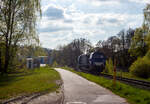 Die 272 408-6 / D20 der Bentheimer Eisenbahn AG (92 80 1272 408-6 D-BE), ex Rurtalbahn V 203 (92 80 1272 408-6 D-RTBC), eine Vossloh G 2000BB (mit symmetrischem Führerhaus) im Dienst für die KSW (Kreisbahn Siegen-Wittgenstein) auf der Talbahn, hier als Lz auf der Rückfahrt vom Pfannenberg kommend in Neunkirchen-Struthütten. Hier die KSW-Bahnstrecke Herdorf–Pfannenberg-(ehem. Unterwilden) ist eine rund 8 km lange Nebenbahn, bekannt ist sie auch als „Talbahn“. Die Strecke wurde von der 1904 gegründeten Freien Grunder Eisenbahn AG betrieben. Die gebliebenen Gleise und Anlagen sind seit 1970, als Betriebsstätte FGE - Freien Grunder Eisenbahn. Teil der heutigen Kreisbahn Siegen-Wittgenstein.

Die Lok ein Vossloh G 2000-3 BB (mit symmetrischem Führerhaus) wurde 2008 von Vossloh in Kiel unter der Fabriknummer 5001752 gebaut und als V 203
(92 80 1272 408-6 D-RTB) an die RTB - Rurtalbahn GmbH in Düren geliefert. Etwa 2019 ging sie zurück an Vossloh Locomotives GmbH und war als Mietlok unterwegs, im Juli 2021 ging sie dann an die BE - Bentheimer Eisenbahn AG (Nordhorn), wo sie nun D 20 bezeichnet wird. Die Lok hat die UIC-Zulassungen für Deutschland, die Niederlande und Belgien.

TECHNISCHE DATEN:
Achsformel: B'B'
Spurweite: 1.435 mm (Normalspur)
Länge über Puffer: 17.400 mm
Drehzapfenabstand: 9.500 mm
Achsstand im Drehgestell: 2.400 mm
Treibraddurchmesser: 	1.000 mm
Höhe: 4.220 mm
Breite: 3.080 mm
Dieselmotor: Caterpillar V-16-Viertakt-Dieselmotor mit Turboaufladung und Ladeluftkühlung vom Typ CAD 3516 B-HD
Motorleistung: 2.240 kW
Motor-Nenndrehzahl: 1800/min
Getriebe: Voith L 620 reU2
Leistungsübertragung: hydraulisch
Anfahrzugkraft: 283 kN
Dienstgewicht: 87,3 t
Höchstgeschwindigkeit: 120 km/h
Kleinster bef. Halbmesser: 80 m
Bremse: KE-GP mZ (D)
Tankinhalt: 5.000
