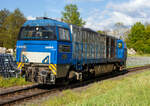 Die 272 408-6 / D20 der Bentheimer Eisenbahn AG (92 80 1272 408-6 D-BE), ex Rurtalbahn V 203 (92 80 1272 408-6 D-RTBC), eine Vossloh G 2000BB (mit symmetrischem Führerhaus) im Dienst für die KSW (Kreisbahn Siegen-Wittgenstein) auf der Talbahn, hier als Lz auf der Rückfahrt vom Pfannenberg kommend in Neunkirchen-Struthütten. Hier die KSW-Bahnstrecke Herdorf–Pfannenberg-(ehem. Unterwilden) ist eine rund 8 km lange Nebenbahn, bekannt ist sie auch als „Talbahn“. Die Strecke wurde von der 1904 gegründeten Freien Grunder Eisenbahn AG betrieben. Die gebliebenen Gleise und Anlagen sind seit 1970, als Betriebsstätte FGE - Freien Grunder Eisenbahn. Teil der heutigen Kreisbahn Siegen-Wittgenstein.

Die Lok ein Vossloh G 2000-3 BB (mit symmetrischem Führerhaus) wurde 2008 von Vossloh in Kiel unter der Fabriknummer 5001752 gebaut und als V 203
(92 80 1272 408-6 D-RTB) an die RTB - Rurtalbahn GmbH in Düren geliefert. Etwa 2019 ging sie zurück an Vossloh Locomotives GmbH und war als Mietlok unterwegs, im Juli 2021 ging sie dann an die BE - Bentheimer Eisenbahn AG (Nordhorn), wo sie nun D 20 bezeichnet wird. Die Lok hat die UIC-Zulassungen für Deutschland, die Niederlande und Belgien.

TECHNISCHE DATEN:
Achsformel: B'B'
Spurweite: 1.435 mm (Normalspur)
Länge über Puffer: 17.400 mm
Drehzapfenabstand: 9.500 mm
Achsstand im Drehgestell: 2.400 mm
Treibraddurchmesser: 	1.000 mm
Höhe: 4.220 mm
Breite: 3.080 mm
Dieselmotor: Caterpillar V-16-Viertakt-Dieselmotor mit Turboaufladung und Ladeluftkühlung vom Typ CAD 3516 B-HD
Motorleistung: 2.240 kW
Motor-Nenndrehzahl: 1800/min
Getriebe: Voith L 620 reU2
Leistungsübertragung: hydraulisch
Anfahrzugkraft: 283 kN
Dienstgewicht: 87,3 t
Höchstgeschwindigkeit: 120 km/h
Kleinster bef. Halbmesser: 80 m
Bremse: KE-GP mZ (D)
Tankinhalt: 5.000
