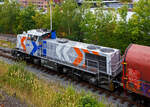 Noch ist die Gleissperre geschlossen, die steht die KSW 42 bzw. 277 902-3 (92 80 1277 902-3 D-KSW) der KSW (Kreisbahn Siegen-Wittgenstein) mit einem Übergabegüterzug auf den KSW Rangierbahnhof Herdorf (Freien Grunder Eisenbahn KSW NE447 / DB-Nr. 9275) zur Abfahrt bereit. Kurzdrauf wird sie mit dem Übergabegüterzug via Betzdorf/Sieg und Siegen nach Kreuztal losfahren.

Die Lok ist eine Vossloh MaK G 1700 BB sie wurde 2001 unter der Fabriknummer 1001108 bei Vossloh gebaut und wurde an die damalige SK - Siegener Kreisbahn GmbH (seit 2004 KSW) geliefert. Sie war die erste gebaute G 1700 BB.

Die Vossloh Lokomotive MaK G 1700 BB ist eine dieselhydraulische Lokomotive. Bei der Überarbeitung der Typenpalette nach der Übernahme der MaK durch Vossloh 1998 wurde im 4. Typenprgramm unter der Bezeichnung G 1700 BB der Bau einer vierachsigen Streckenlokomotive mit Mittelführerhaus vorgesehen. Tatsächlich handelte sich zunächst um eine Weiterentwicklung der G 1206. Die Maschine wurde in einigen Details an die Lokomotiven des 4. Typenprgramms angepasst. Dies betraf in erster Linie den Rahmen, der so geändert wurde, dass die neuen Standarddrehgestelle verwendet werden konnten. Dabei wurden die Rahmenenden so umgestaltet, dass die Lokomotiven die im 4. Typenprgramm üblichen Komfortaufstiege erhielten. Ebenfalls geändert wurde der Dieselmotor. Zum Einsatz kam der schon bei den G 1206 für die Dortmunder Eisenbahn verwendete MTU 12V 4000 R20 mit einer unveränderten Leistung von 1500 kW. Die übrigen Komponenten der G 1700 BB blieben gegenüber der G 1206 weitgehend unverändert.

Die ersten beiden Lokomotiven dieses Typs (die erste für die SK) wurden im Jahr 2001 ausgeliefert. Ende 2002 und Anfang 2003 folgten weitere vier Lokomotiven als Vorratsbauten. Nach diesen sechs Lokomotiven wurde der Bau der G 1700 BB zugunsten der technisch sehr ähnlichen und bereits weiter verbreiteten G 1206 wieder eingestellt.

Bei der G 1700-2 BB handelt es sich nicht um eine Weiteentwicklung der G 1700 BB, sondern um eine komplette Neuentwicklung. 

TECHNISCHE DATEN:
Spurweite: 1.435 mm (Normalspur)
Achsfolge: B´B´  
Länge über Puffer: 14.700 mm 
Drehzapfenabstand: 7.400 mm 
Drehgestellachsstand: 2.400 mm 
größte Breite: 3.080 mm
größte Höhe über Schienenoberkante: 4.220 mm
Raddurchmesser: 1.000 mm (neu)
kleinster befahrbarer Gleisbogen: 60 m
Dienstgewicht: 87,3 t 
Kraftstoffvorrat: 3.500 l
Motor: MTU-12-Zylinder-Dieselmotor, vom Typ 12V4000R20 
Leistung: 1.500 kW bei 1800 U/min
Getriebe: Voith L 5r4 zU2 
Höchstgeschwindigkeit: 100 km/h 
Baujahre: 2001 - 2003 
gebaute Stückzahl: 6 (Ab 2002 folgte die G 1700-2 BB)