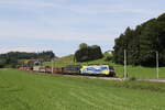 189 912 und 189 909 mit einem gemischten Gterzug aus Mnchen kommend am 7. August 2024 bei Axdorf.