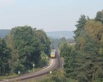 266 442 zieht den Rüdersdorfer Zementzug nach Regensburg durchs Naabtal.