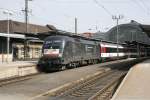 Karlsruhe Hbf  29.03.2013  ES64 U2 073 der MRCE  Der EC7 nach Chur (CH) wird derzeit oft mit MRCE-Mietloks bespannt.