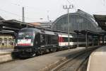 Karlsruhe Hbf  29.03.2013  ES64 U2 009 der MRCE  Der EC7 nach Chur (CH) wird derzeit oft mit MRCE-Mietloks bespannt.