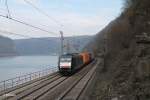 ES 64 F4-110 mit Containerzug im Loreley Betriebsbahnhof.