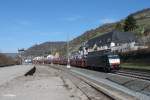 ES64 F4 084 mit einem Subaru-Autozug in Lorch am Rhein.