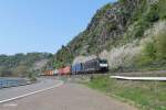 ES64 F4 113 mit einem Containerzug kurz hinter der Loreley.