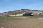 X4E 877 alias 193 877-8 zieht bei Thüngersheim den Containerzug im Auftrag von WLC.