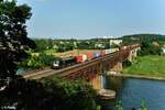 X4E 871 überquert die Donaubrücke bei Regensburg Mariaort mit einem Containerzug.