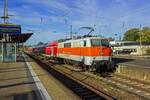 Im Jahr 1979 war 111 111 die erste fr den S-Bahnverkehr im Ruhrgebiet vorgesehene Lok der Baureihe 111, die in der grau/orangen Produktfarbe ausgeliefert wurde.