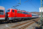 Die 111 200-2 (91 80 6111 200-2 D-GfF) der Gesellschaft für Fahrzeugtechnik mbH, eingereiht in einen National Express Personenzug am 24.03.2021 bei einer Zugdurchfahrt durch Niederschelden, hier