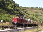 V100 2335 berfhrt bei Oberwesel eine Baumaschine.