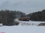 218 155 überführt ein Speno nach Passau als sie bei Oberteich durch rollt.