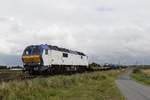 MAK DE 2700-11 der  Nord-Ostsee-Bahn  war am 12. August 2017 bei Lehnshallig in Richtung Sylt unterwegs.